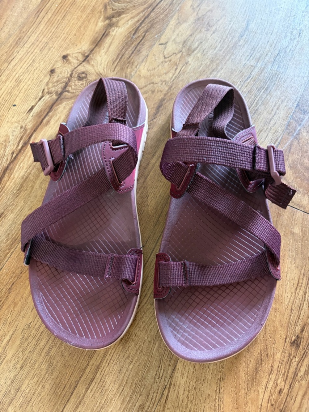 Chaco Lowdown Sandal Strappy Outdoor in Burgundy size 8 - Picture 2 of 9
